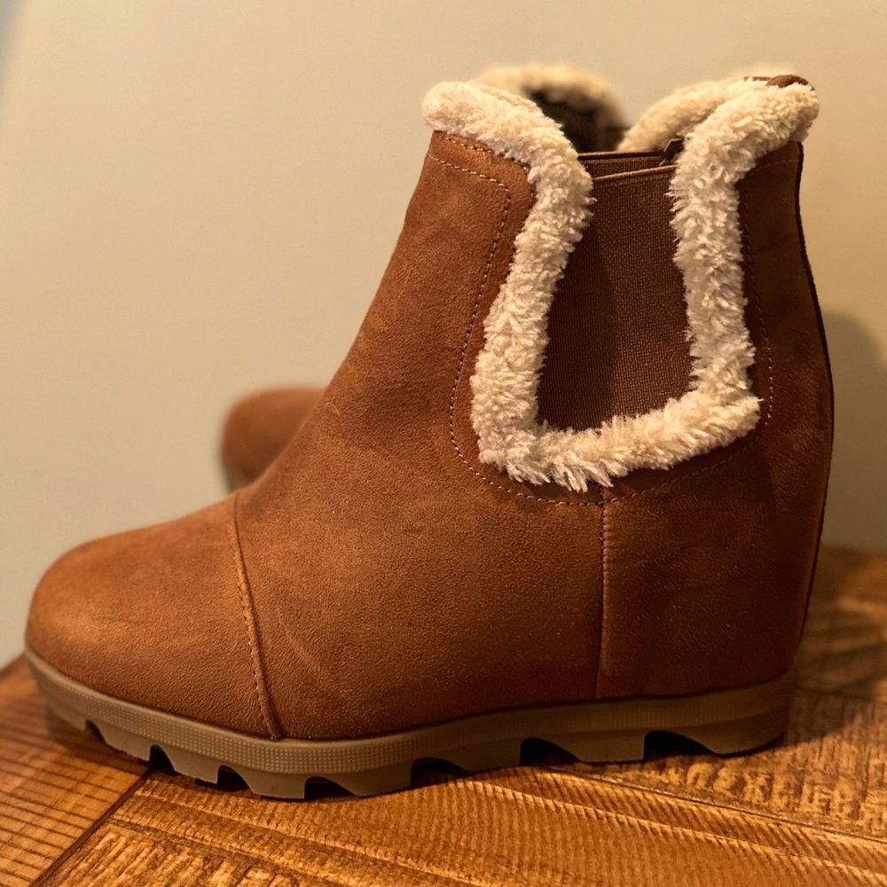 Women’s Wedge Boot Size 7